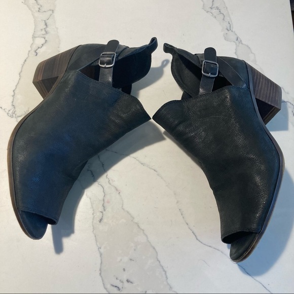 LUCKY BRAND Sz  10 Peep Toe Buckle Stacked Heel Ankle Leather Booties - Picture 13 of 13